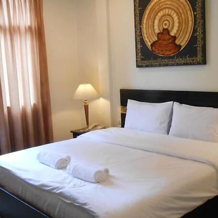 The Bang Khun Phrom Suites Bangkok Exteriér fotografie