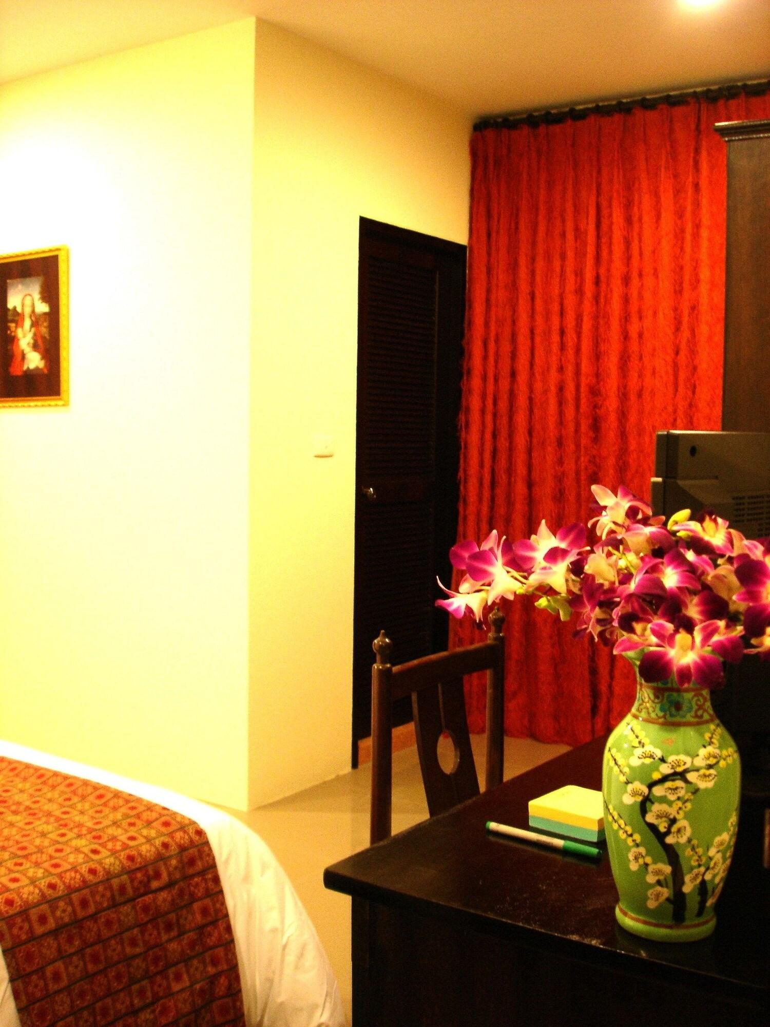 The Bang Khun Phrom Suites Bangkok Exteriér fotografie