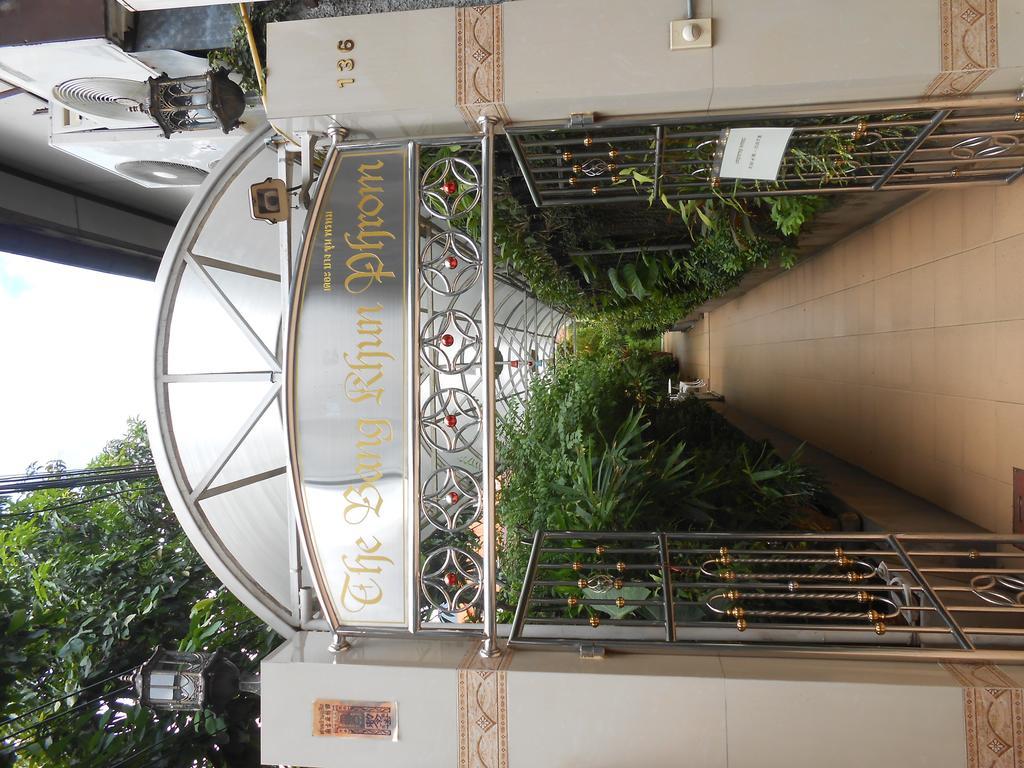 The Bang Khun Phrom Suites Bangkok Exteriér fotografie