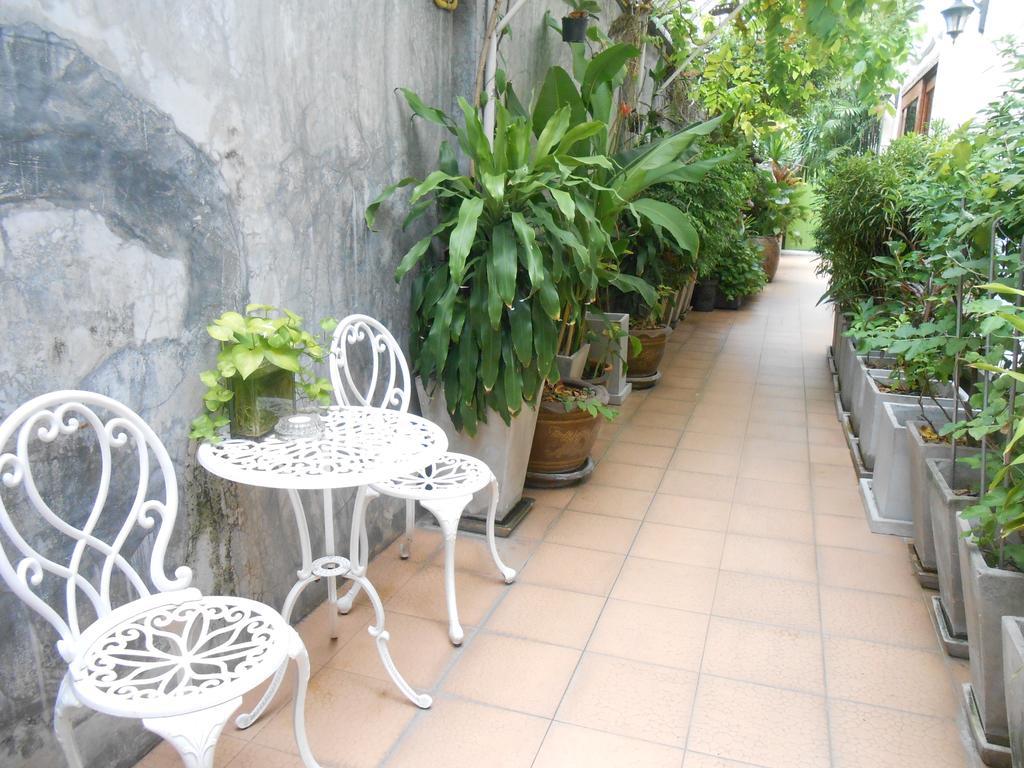The Bang Khun Phrom Suites Bangkok Exteriér fotografie
