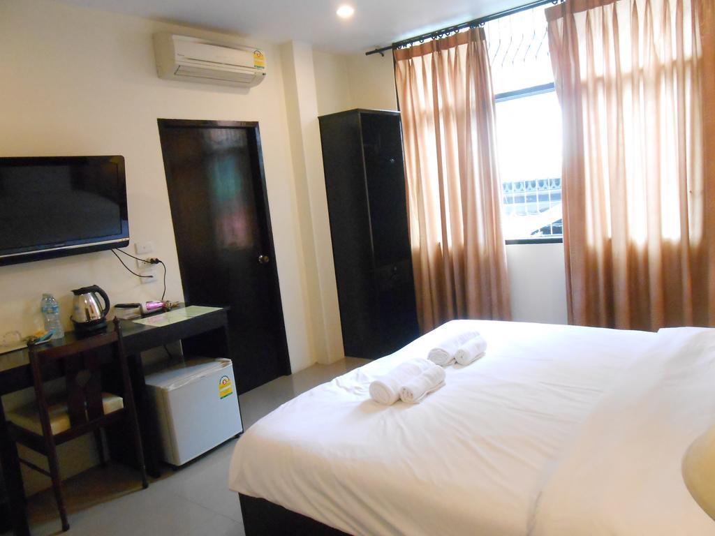 The Bang Khun Phrom Suites Bangkok Pokoj fotografie