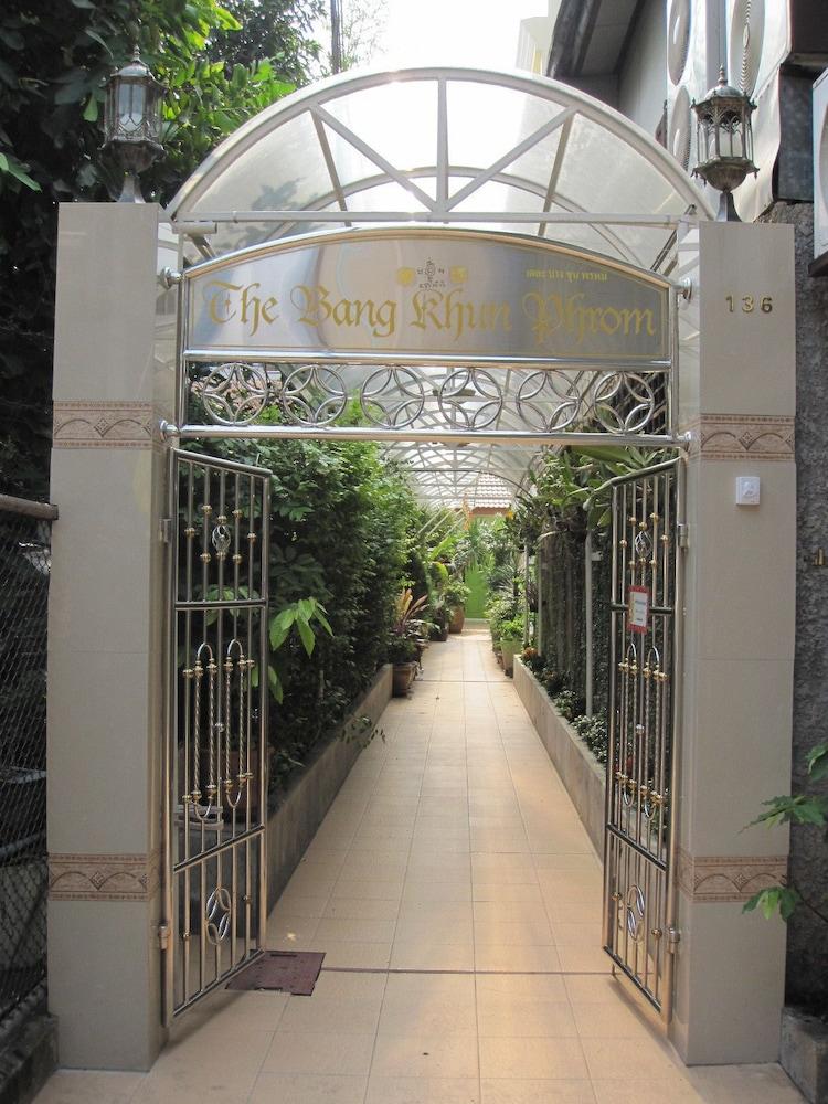 The Bang Khun Phrom Suites Bangkok Exteriér fotografie