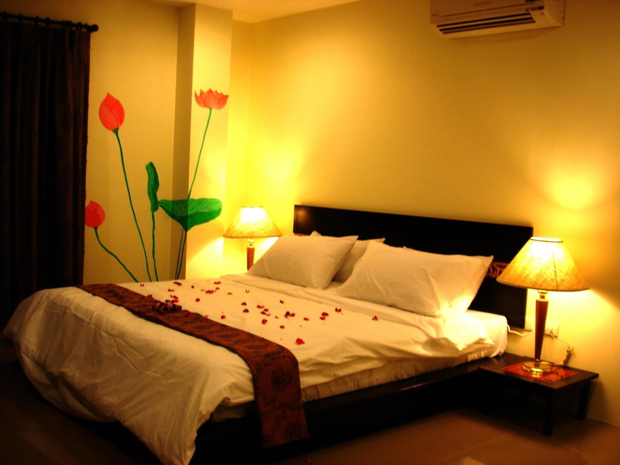 The Bang Khun Phrom Suites Bangkok Exteriér fotografie