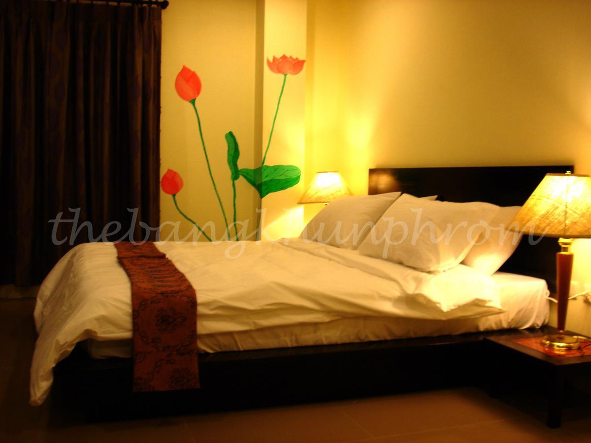 The Bang Khun Phrom Suites Bangkok Exteriér fotografie