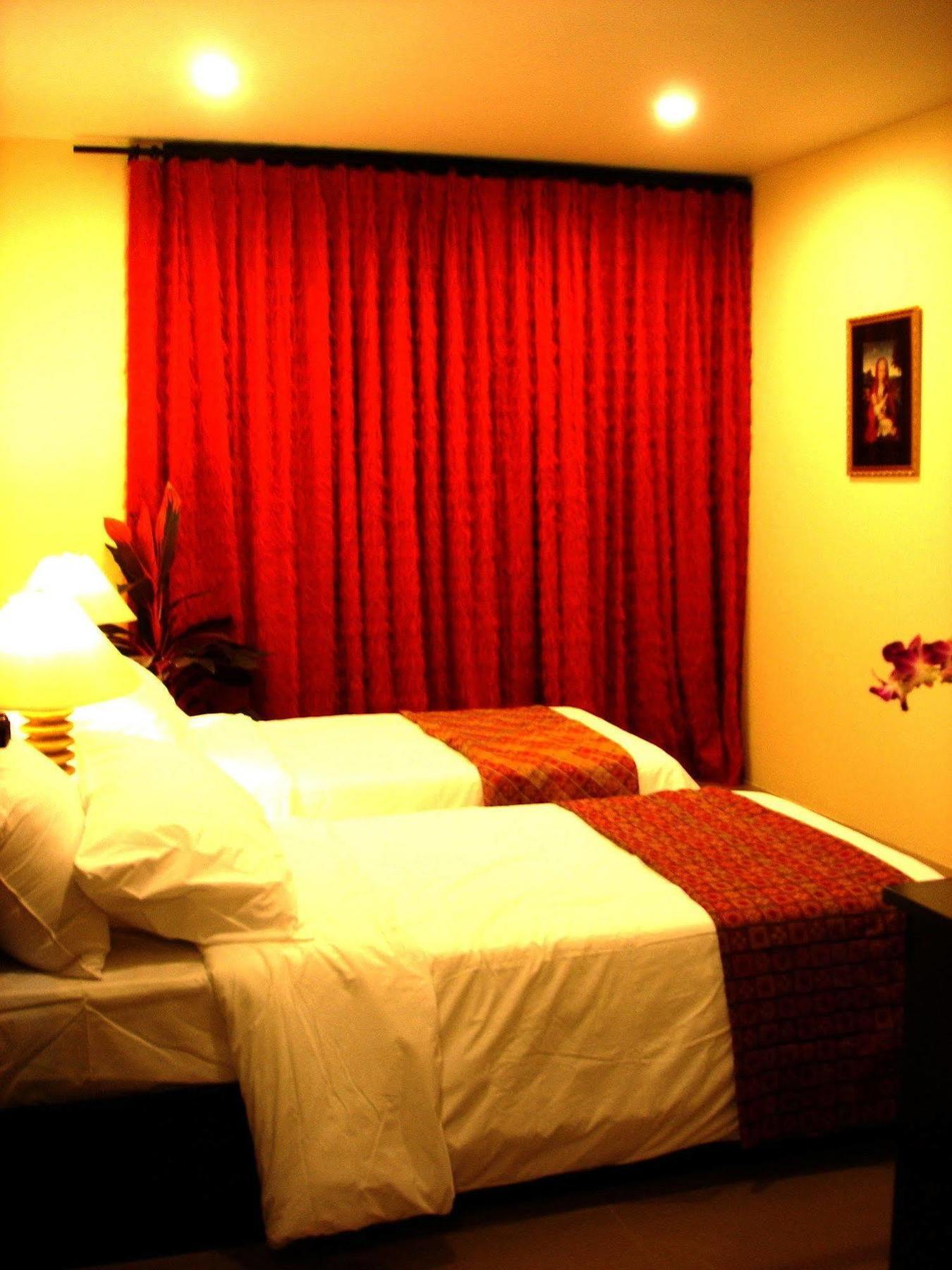 The Bang Khun Phrom Suites Bangkok Exteriér fotografie