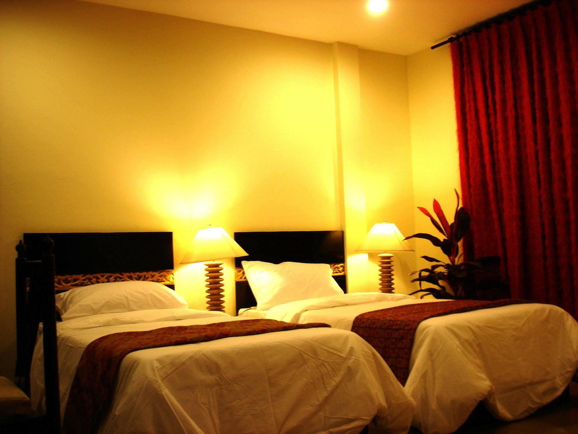 The Bang Khun Phrom Suites Bangkok Exteriér fotografie