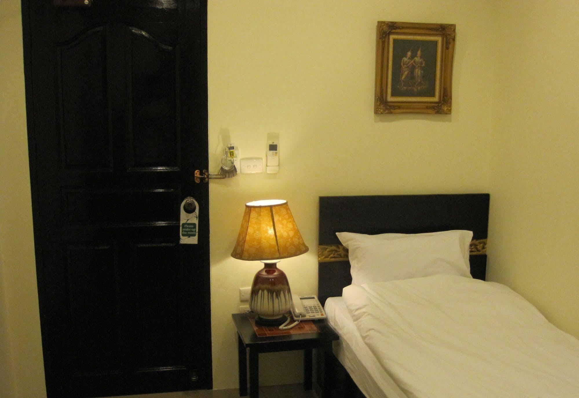 The Bang Khun Phrom Suites Bangkok Exteriér fotografie